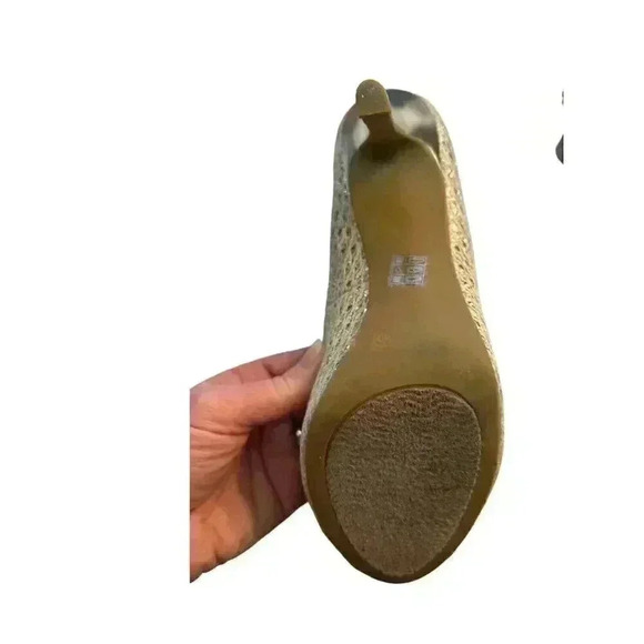 Audrey Brooke Silver Metallic Fabric Upper Peep Toe 4" Heels Size 10, Pre-Owned, - Picture 8 of 9